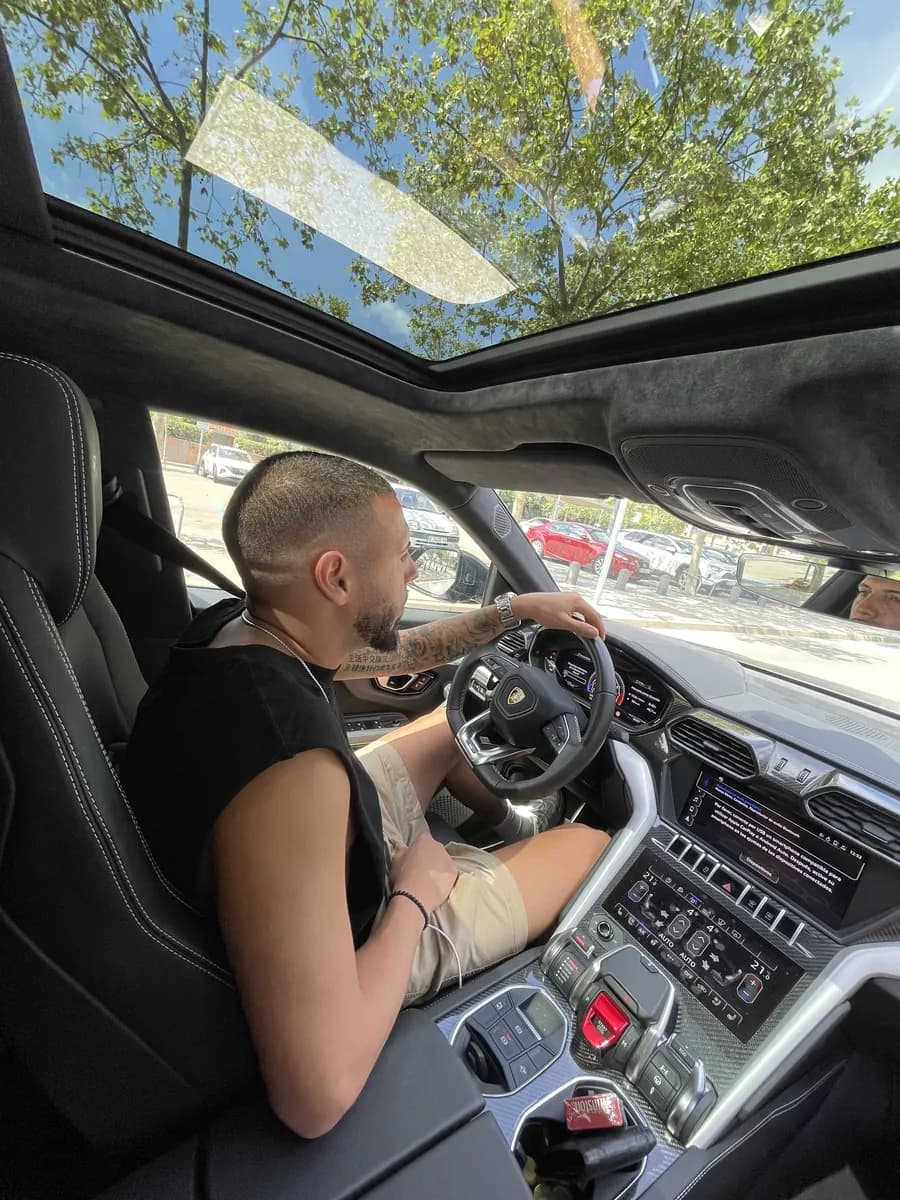 Al volante de un Lamborghini Urus