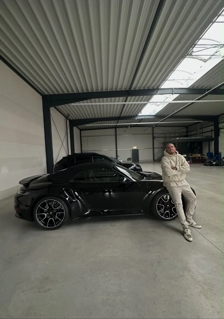 Porsche 911 Turbo en una nave