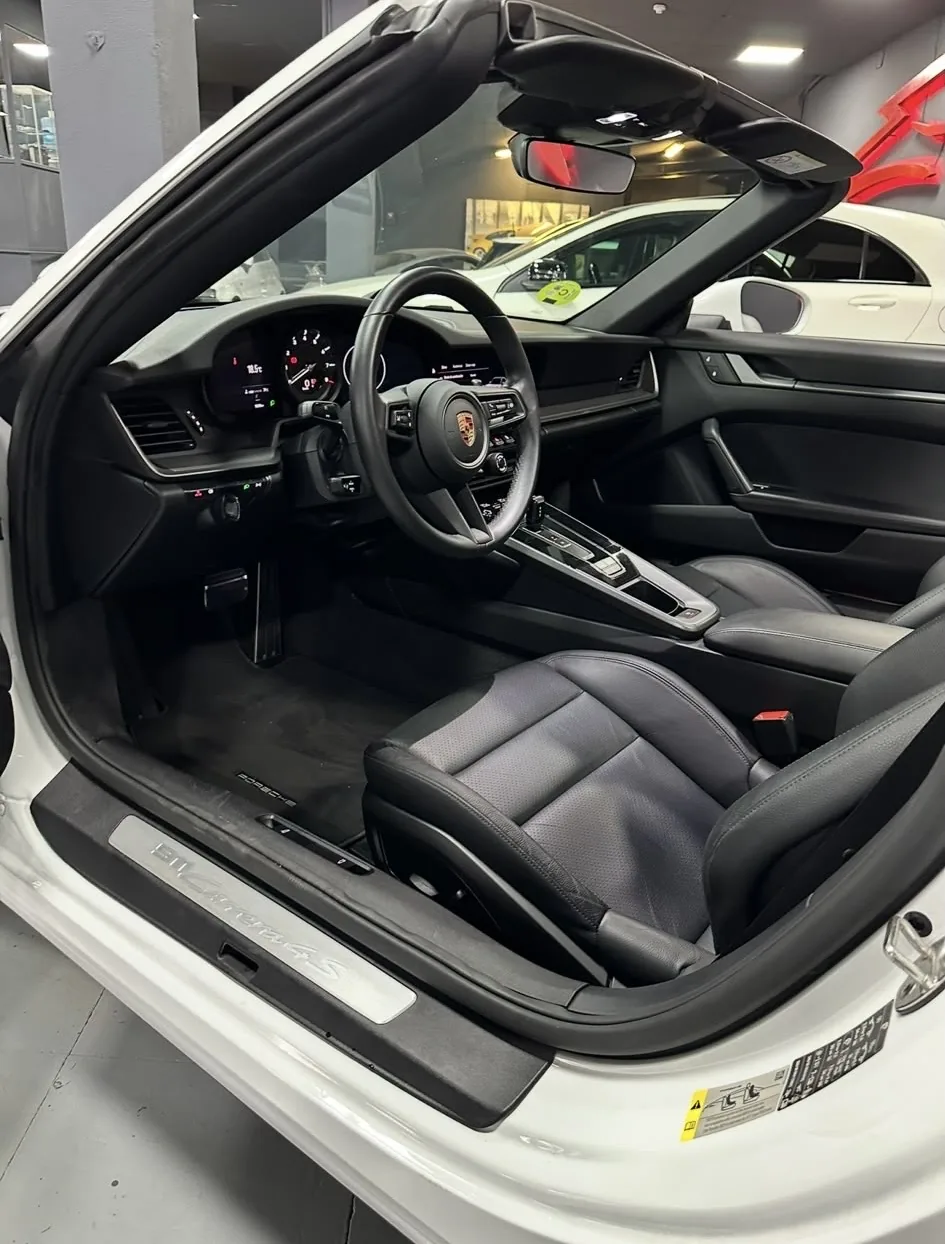 Interior de un Porsche 911 Carrera 4S